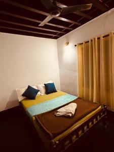 a bed in a room with a ceiling at Padmalayam Heritage Villa in Mānantoddy