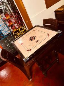 a table with avertisementatronangeringangering at Padmalayam Heritage Villa in Mānantoddy