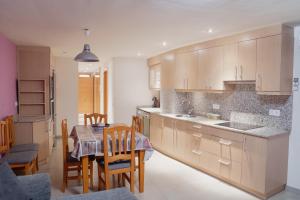 a kitchen and dining room with a table and chairs at Apartaments Ca L'Albert in La Pobla de Segur