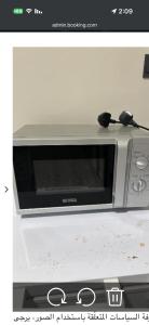 a microwave oven sitting on top of a counter at فيلا مطله in Muqammar