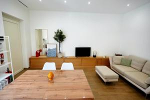a living room with a table and a couch at Casa Federica by MOH in Grottaglie