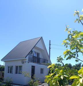 a white house with a gambrel roof at 'Белый дом' in Balqash