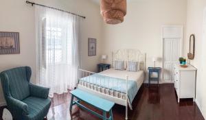 a bedroom with a bed and a chair at Donde Conchita, cerca del aeropuerto norte in Las Lagunas