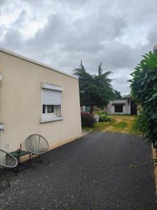 a building with two chairs and a window at Studio chez Fred et Angela in Saint-Dizier +8 photos