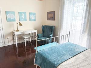 a bedroom with a bed and a desk and a chair at Donde Conchita, cerca del aeropuerto norte in Las Lagunas +19 photos