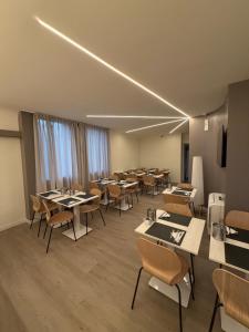 a restaurant with tables and chairs in a room at Confidence Hotel Suzzara in Suzzara