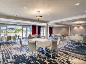 a banquet room with tables and chairs and windows at Sheraton Sonoma Wine Country Petaluma in Petaluma +97 photos