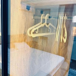 a display window of a store with a reflection of a rack at NOVA GATE Panorama Pyramids Suite in Giza +17 photos