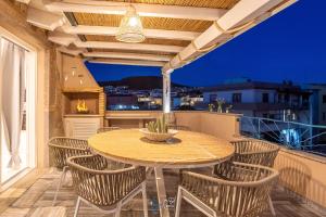 a patio with a table and chairs on a balcony at Blue Moon in Castelsardo