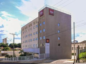 a building with a bus sign on the side of it at ibis Jaboticabal in Jabuticabal