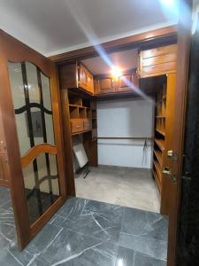 an empty room with a door and a closet at Frontera Stay Don Pinto in Canoa Abajo