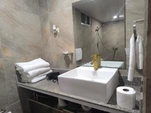 a bathroom with a white sink and a mirror at Frontera Stay Don Pinto in Canoa Abajo