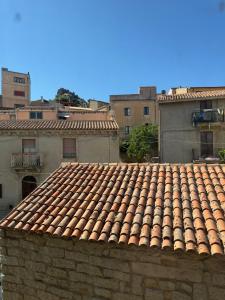 a tile roof of a building with buildings in the background at La Funtanella in Aggius
