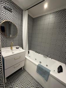 a bathroom with a tub and a toilet and a sink at Studio hyper centre in Marseille