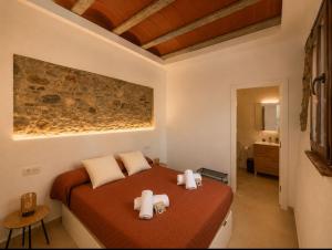 a bedroom with a bed with two towels on it at Apartamento Torre in Cártama