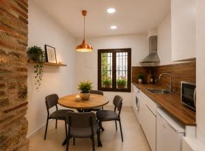 a kitchen with a table and chairs and a sink at Apartamento Torre in Cártama