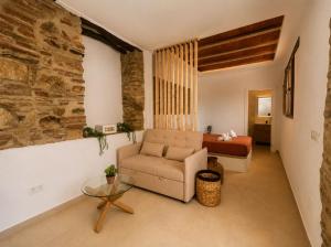 a living room with a couch and a bed at Apartamento Torre in Cártama