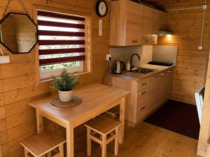 a small kitchen with a table in a tiny house at Domekwroznowiepl in Rożnów