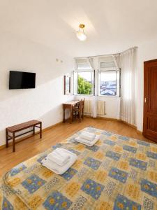 a living room with a large rug on the floor at Hotel Santa Clara in Monforte de Lemos