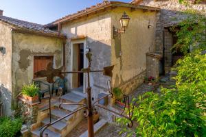 an old house with stairs leading to a door at Autenticum Agriturismo Tolfa in Tolfa