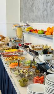 ein Buffet mit vielen Tellern und Schüsseln voller Essen in der Unterkunft Hotel Euromar in Rimini