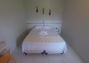 Habitación blanca pequeña con cama. en BoraBora Casa de Temporada, en Gamboa