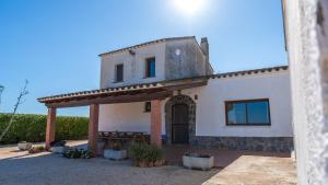 a small house with a porch at Casa Rue in Deltebre