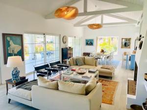 a living room with a couch and a table at Villa Lottus in Carvalhal