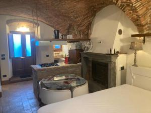 a kitchen with a fireplace and a table in a room at Il Nido di Ory in Clusane sul Lago