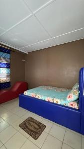 a bedroom with a blue bed in a room at King Appartement in Lomé