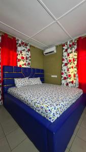 a bedroom with a blue bed in a room at King Appartement in Lomé
