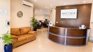a lobby of a mohls waiting room with a couch at Hotel Maioris El Diez Culiacan in Culiacán