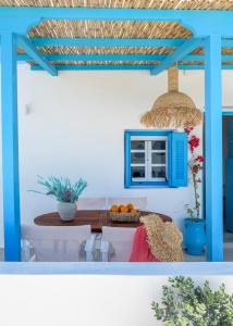 a living room with a table and a blue ceiling at Esperanza Home Mandrakia in Mandrakia