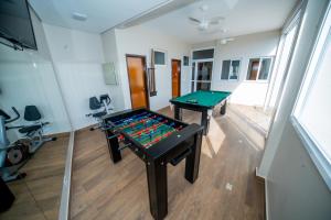 ein Raum mit zwei Billardtischen und Fitnessgeräten in der Unterkunft Hotel Riviera Lins in Lins