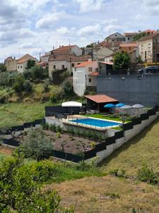 a building with a swimming pool in a city at Casa Resineiro com Piscina, Garagem e Terraço in Proença-a-Nova