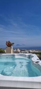 ein Swimmingpool mit Blick auf das Meer in der Unterkunft La Zagara Hotel in Lipari