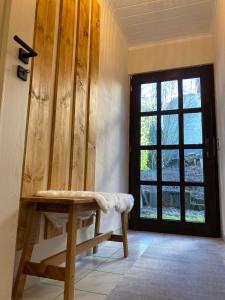 a room with a bench in front of a door at Casa Piedra in Kleinsteinhausen