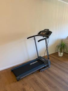 a treadmill in a room next to a wall at Casa Piedra in Kleinsteinhausen