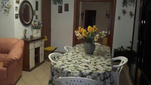 tavolo da pranzo con vaso di fiori di Villa Graziella a Gallipoli