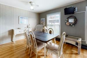 a dining room with a table and chairs at Gullway Getaway in Ocean City +16 photos