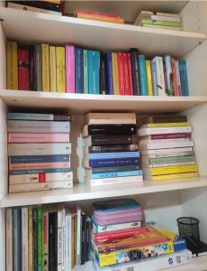 a bunch of books sitting on a shelf at Dal Grof in Tualis