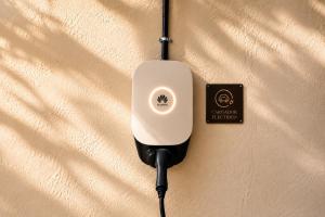 a computer mouse is hanging on a wall at Las 9 Candelas alojamiento en el centro de Yecla in Yecla
