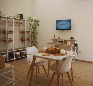 a dining room with a table with a box of fruit on it at Sleep&Fly in Naples