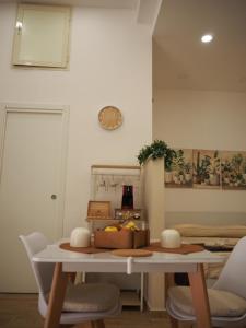 a dining room with a white table and chairs at Sleep&Fly in Naples +4 photos