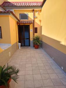 a walkway leading to a door of a house at Sleep&Fly in Naples