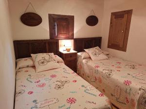 two twin beds in a room with at Casa Jacinta in Bimenes