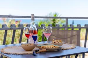 a table with two glasses of wine and a bowl of food at Altea in Fossacesia