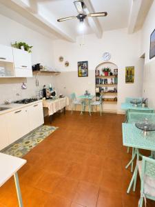 a kitchen and dining room with a table and chairs at B&B A Vinedda in Scilla