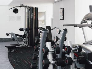 ein Fitnessstudio mit einer Reihe von Laufbändern in der Unterkunft The Como Melbourne in Melbourne