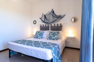 a bedroom with a bed with blue and white sheets at Altea in Fossacesia